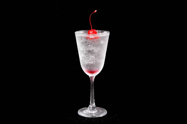 Cocktail Tonico Gin Fondo Nero Messa Fuoco Selettiva Soft Focus — Foto Stock
