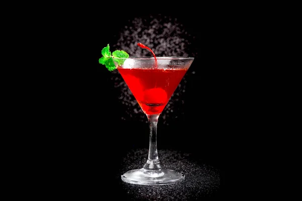 Cocktail Rosso Menta Sfondo Nero — Foto Stock