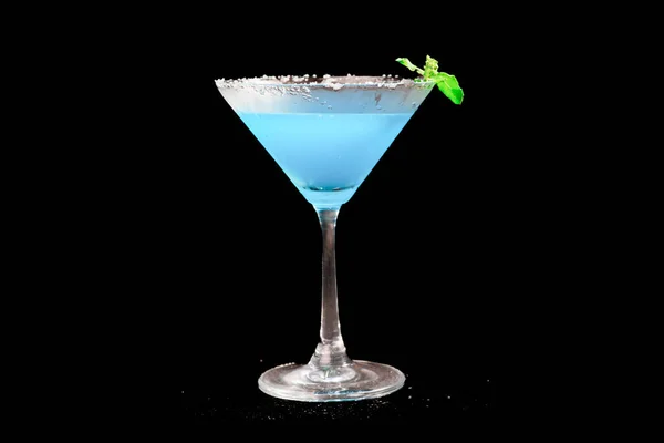 蓝色泻湖 Blue Lagoon 或蓝色夏威夷鸡尾酒 Blue Hawaii Cocktail 夏天的酒精饮料 带有伏特加 补品和黑色背景的水 — 图库照片