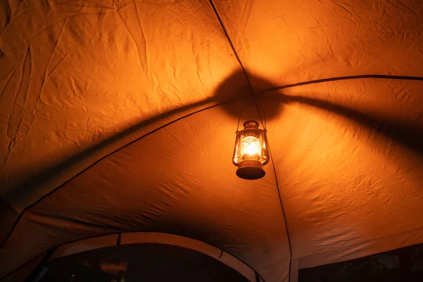 古色古香的油灯夜间在野营帐篷里的灯光昏暗的森林里 选择性的聚焦 柔和的焦点 — 图库照片