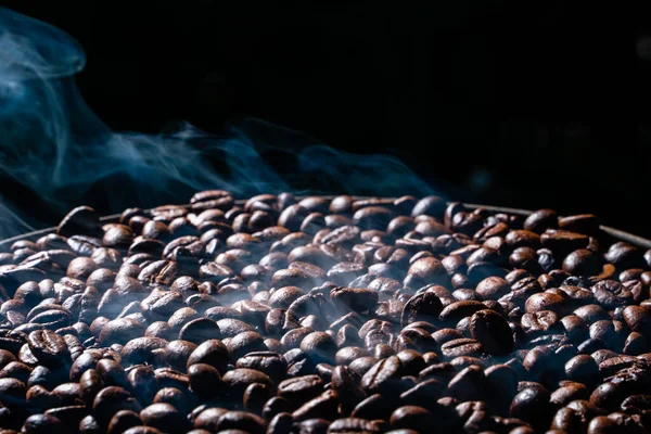 Ziarna Kawy Pieczone Dymem Selektywne Skupienie Miękkie Skupienie — Zdjęcie stockowe