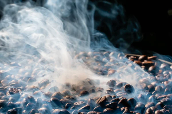 Ziarna Kawy Pieczone Dymem Selektywne Skupienie Miękkie Skupienie — Zdjęcie stockowe