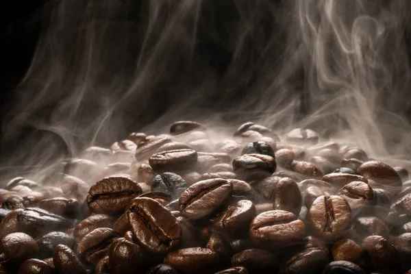 Kaffebönor Rostning Med Rök Selektivt Fokus Och Mjuk Fokus Stockbild