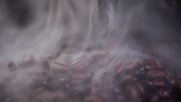 Kávová Zrna Pražená Kouřem Selektivním Ostřením Měkkým Ostřením — Stock video
