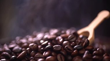 Kahve çekirdekleri dumanla kavruluyor, seçici odaklanma ve yumuşak odaklanma..