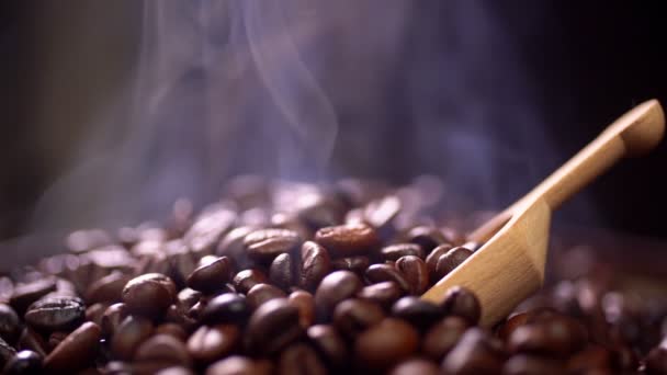 Grãos Café Assar Com Fumaça Foco Seletivo Foco Suave — Vídeo de Stock