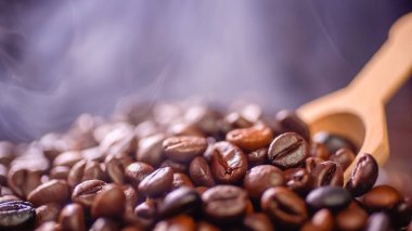 Kahve çekirdekleri dumanla kavruluyor, seçici odaklanma ve yumuşak odaklanma..