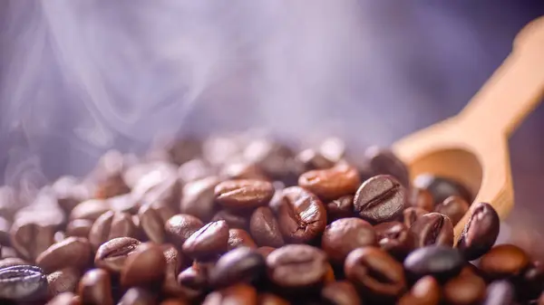 Kahve Çekirdekleri Dumanla Kavruluyor Seçici Odaklanma Yumuşak Odaklanma — Stok fotoğraf