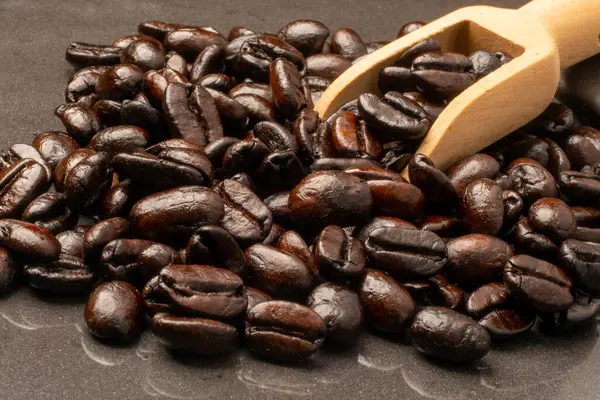 黒を基調としたダークローストコーヒー豆 選択的フォーカス ソフトフォーカス — ストック写真
