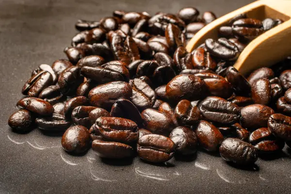 Dunkle Geröstete Kaffeebohnen Auf Schwarzem Hintergrund Selektiver Fokus Und Weicher — Stockfoto