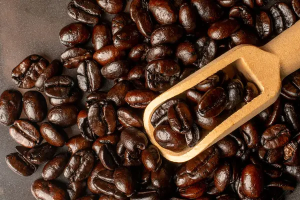 黒を基調としたダークローストコーヒー豆 選択的フォーカス ソフトフォーカス — ストック写真