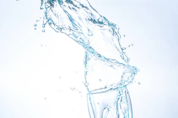 Água Potável Salpicando Vidro Fundo Branco — Fotografia de Stock