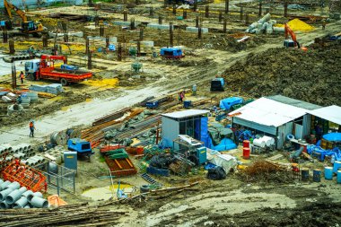 BANGKOK, THAILAND - 26 Ağustos 2022: İnşaat işçileri ve makineleri büyük bir bina inşa ediyorlar