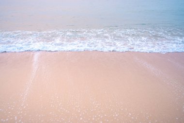 Beyaz köpük ve kahverengi kum. Tayland Denizi 'nde, boş deniz tabanı ve plajda fotokopi alanı var.