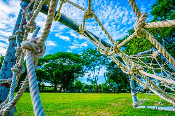 绳子网的目标 微型足球场绿草简单 老式微型蚊帐编织的稻草凌乱了公园的天空和白云的背景 选择性的焦点 软焦点 — 图库照片