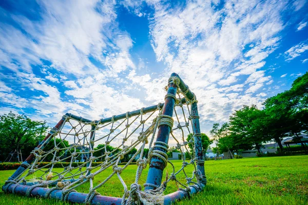 绳子网的目标 微型足球场绿草简单 老式微型蚊帐编织的稻草凌乱了公园的天空和白云的背景 选择性的焦点 软焦点 — 图库照片