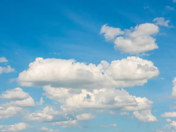 Wolken Blauwe Zonnige Lucht Witte Wolken Boven Blauwe Lucht Luchtfoto — Stockfoto