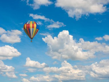 Bulutlarda balon ve mavi güneşli gökyüzü, mavi gökyüzünde beyaz bulutlar, hava manzarası, doğa mavi gökyüzü beyaz krampon havası.