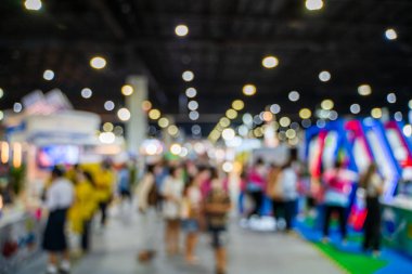Büyük salondaki ticaret fuarlarının bulanık görüntüleri. Ticaret fuarı ya da fuarında yürüyen insanların imajı iş adamlarının büyük bir salonda yenilik faaliyetleri ve sunum ürünleri sergilediği bir sergi..