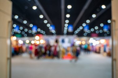 Büyük salondaki ticaret fuarlarının bulanık görüntüleri. Ticaret fuarı ya da fuarında yürüyen insanların imajı iş adamlarının büyük bir salonda yenilik faaliyetleri ve sunum ürünleri sergilediği bir sergi..