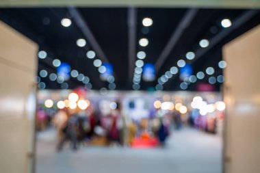 Büyük salondaki ticaret fuarlarının bulanık görüntüleri. Ticaret fuarı ya da fuarında yürüyen insanların imajı iş adamlarının büyük bir salonda yenilik faaliyetleri ve sunum ürünleri sergilediği bir sergi..