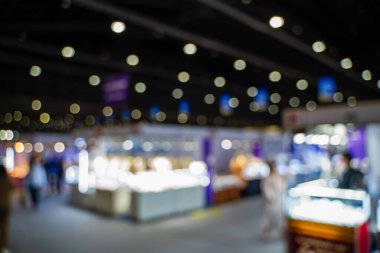 Büyük salondaki ticaret fuarlarının bulanık görüntüleri. Ticaret fuarı ya da fuarında yürüyen insanların imajı iş adamlarının büyük bir salonda yenilik faaliyetleri ve sunum ürünleri sergilediği bir sergi..