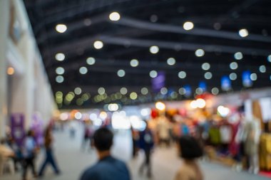 Büyük salondaki ticaret fuarlarının bulanık görüntüleri. Ticaret fuarı ya da fuarında yürüyen insanların imajı iş adamlarının büyük bir salonda yenilik faaliyetleri ve sunum ürünleri sergilediği bir sergi..