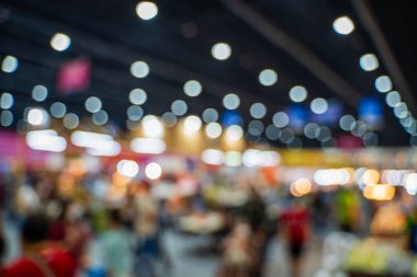 Büyük salondaki ticaret fuarlarının bulanık görüntüleri. Ticaret fuarı ya da fuarında yürüyen insanların imajı iş adamlarının büyük bir salonda yenilik faaliyetleri ve sunum ürünleri sergilediği bir sergi..