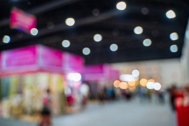 Büyük salondaki ticaret fuarlarının bulanık görüntüleri. Ticaret fuarı ya da fuarında yürüyen insanların imajı iş adamlarının büyük bir salonda yenilik faaliyetleri ve sunum ürünleri sergilediği bir sergi..