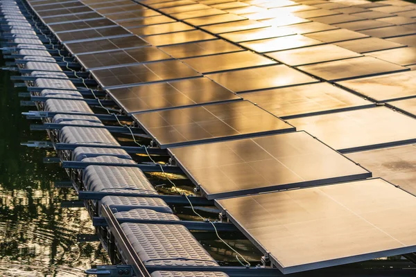 Vista Lateral Paneles Solares Flotando Sobre Agua Lago Para Generar — Foto de Stock