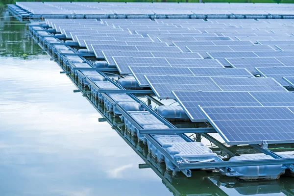 Vista Lateral Painéis Solares Flutuando Água Lago Para Geração Eletricidade — Fotografia de Stock