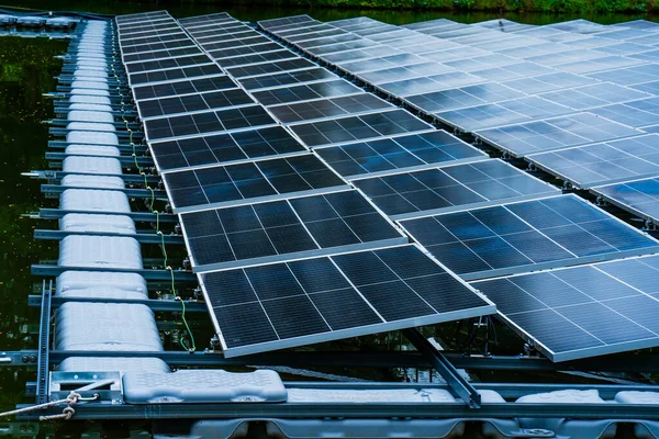 Vista Lateral Painéis Solares Flutuando Água Lago Para Geração Eletricidade — Fotografia de Stock