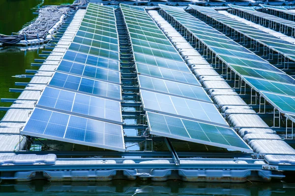 Vista Lateral Painéis Solares Flutuando Água Lago Para Geração Eletricidade — Fotografia de Stock