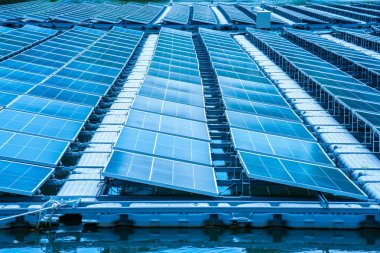 Gölde suyun üzerinde yüzen güneş panellerinin yan görünüşü, güneş ışığından elektrik üretmek, seçici odak, yumuşak odak.