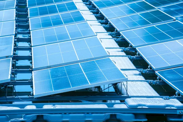 Boční Pohled Solární Panely Plovoucí Vodě Jezeře Pro Výrobu Elektřiny — Stock fotografie