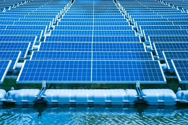 Widok Boczny Paneli Słonecznych Pływających Wodzie Jeziorze Wytwarzania Energii Elektrycznej — Zdjęcie stockowe