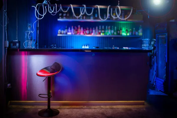 Une Chaise Vide Sur Comptoir Bar Nuit — Photo