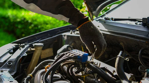Auto Mechanic Tightening Nuts Block Maintenance Repairs Repair Service Concept — Stock Photo, Image