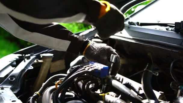 Ein Automechaniker Zieht Die Muttern Mit Einem Block Und Repariert — Stockvideo
