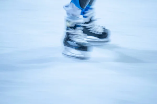 冰鞋在室外冰场上模糊的运动 年轻姑娘在露天溜冰场上溜冰 — 图库照片