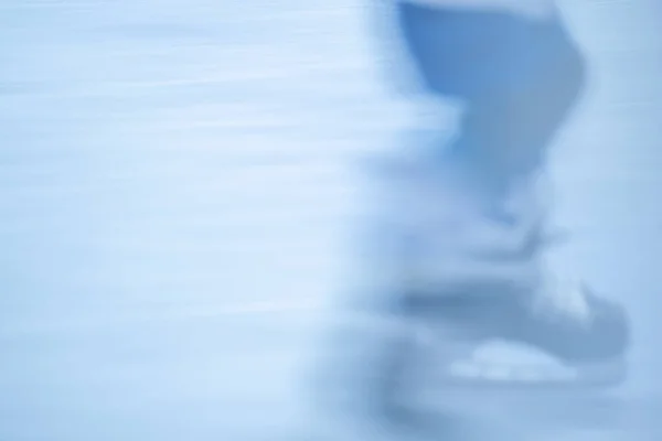 屋外のアイスリンクのスケートの輝かしい動き オープンリンクでスケートする若い女の子 — ストック写真