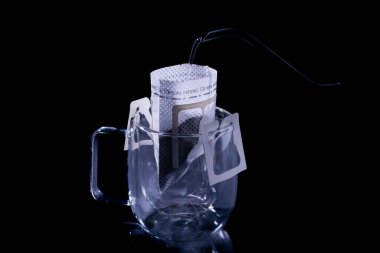 Kahveyi damlat ve siyah taş masaya su dök, yumuşak odaklanma. Sığ odak etkisi.