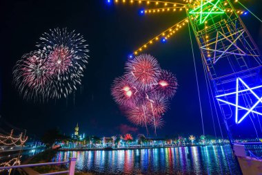 Gece açık hava eğlence parkında renkli ışıklar, tapınak fuarı geleneksel bir festival, dini törenler için bir yer, Tayland geleneksel yemekleri ve yerel bir tema parkı var..