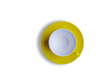 Beyaz arka planda izole edilmiş sarı kahve fincanı