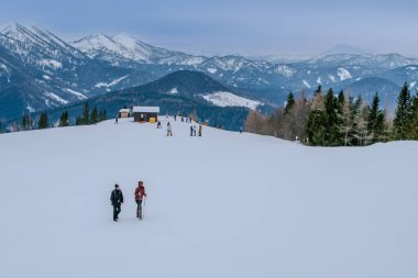 MARIAZELL AUSTRIA - 17 Şubat 2017, kayak ve snowboard sporu için Avusturya 'daki Brgeralpe Mariazell tatil beldesi, 11 km yamaçlara ve nakliye konuklarına 5 asansöre sahiptir..