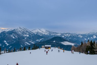 MARIAZELL AUSTRIA - 17 Şubat 2017, kayak ve snowboard sporu için Avusturya 'daki Brgeralpe Mariazell tatil beldesi, 11 km yamaçlara ve nakliye konuklarına 5 asansöre sahiptir..