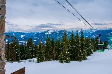 MARIAZELL AUSTRIA - 17 Şubat 2017, kayak ve snowboard sporu için Avusturya 'daki Brgeralpe Mariazell tatil beldesi, 11 km yamaçlara ve nakliye konuklarına 5 asansöre sahiptir..