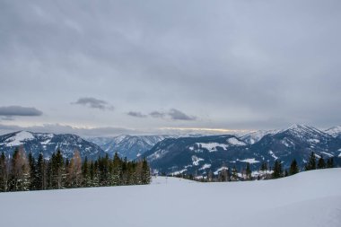 MARIAZELL AUSTRIA - 17 Şubat 2017, kayak ve snowboard sporu için Avusturya 'daki Brgeralpe Mariazell tatil beldesi, 11 km yamaçlara ve nakliye konuklarına 5 asansöre sahiptir..