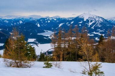 MARIAZELL AUSTRIA - 17 Şubat 2017, kayak ve snowboard sporu için Avusturya 'daki Brgeralpe Mariazell tatil beldesi, 11 km yamaçlara ve nakliye konuklarına 5 asansöre sahiptir..