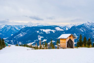 MARIAZELL AUSTRIA - 17 Şubat 2017, kayak ve snowboard sporu için Avusturya 'daki Brgeralpe Mariazell tatil beldesi, 11 km yamaçlara ve nakliye konuklarına 5 asansöre sahiptir..
